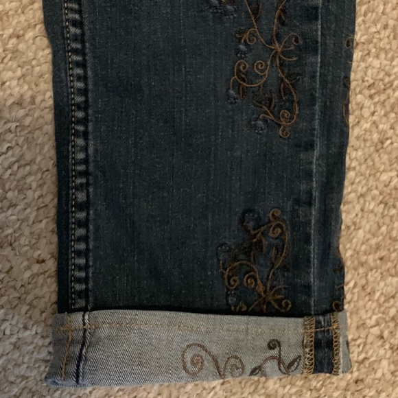 Embroidered Coldwater jean Capri - Picture 3 of 3